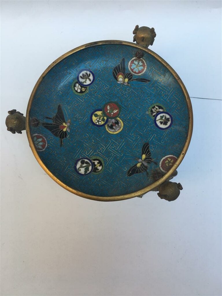 [.] COUPE TRIPODE EN BRONZE ET EMAUX CLOISONNES - Chine, XIXe siècle - Elle rep…