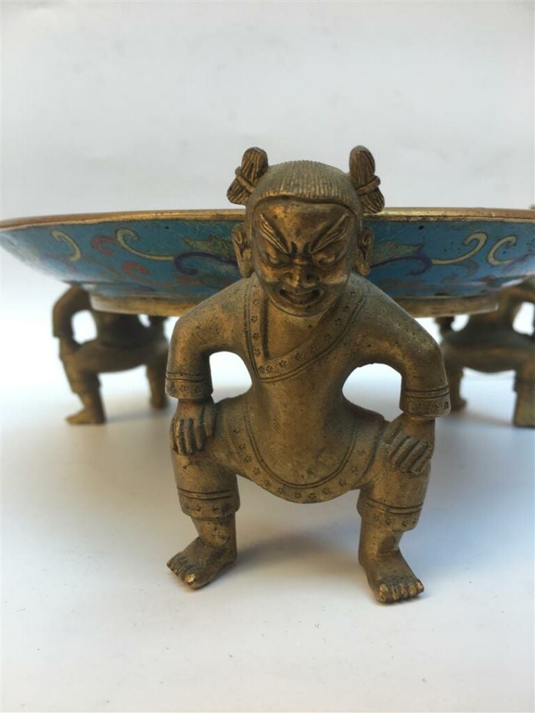 [.] COUPE TRIPODE EN BRONZE ET EMAUX CLOISONNES - Chine, XIXe siècle - Elle rep…