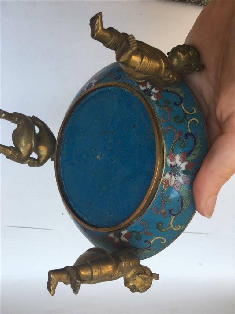 [.] COUPE TRIPODE EN BRONZE ET EMAUX CLOISONNES - Chine, XIXe siècle - Elle rep…