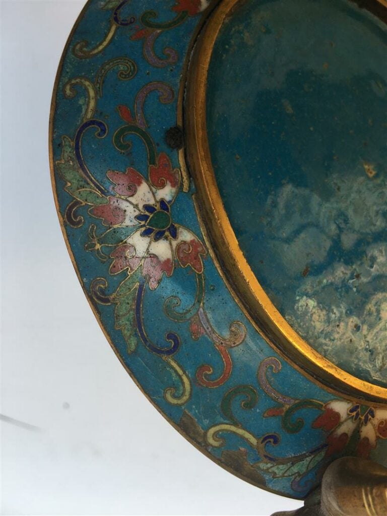 [.] COUPE TRIPODE EN BRONZE ET EMAUX CLOISONNES - Chine, XIXe siècle - Elle rep…