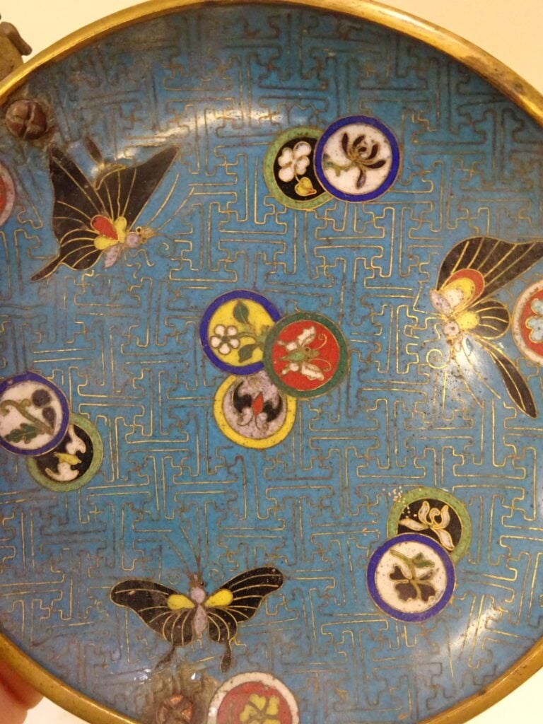 [.] COUPE TRIPODE EN BRONZE ET EMAUX CLOISONNES - Chine, XIXe siècle - Elle rep…