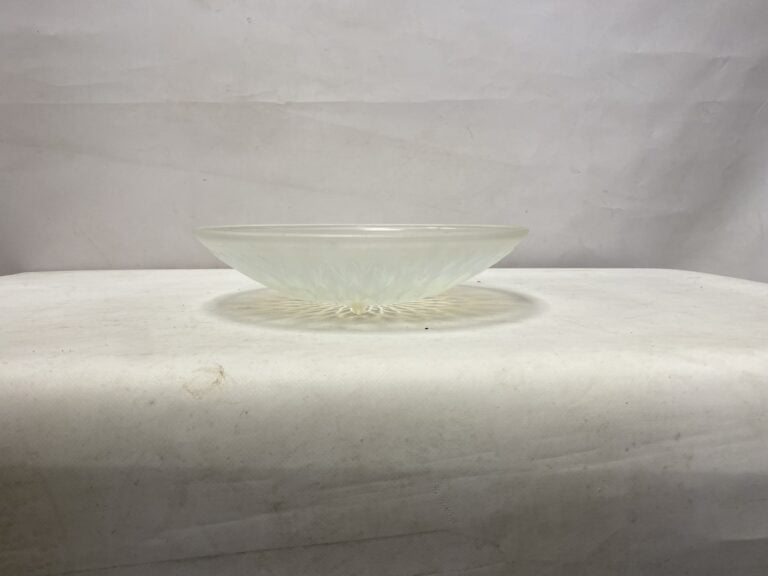 Coupe verre moulé pressé opalescent, à décor extérieur de vaguelettes, dans le…