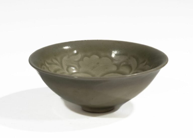 Coupelle en grès céladon sur petit pied , à décor floral incisé. - Diam : 12.5c…