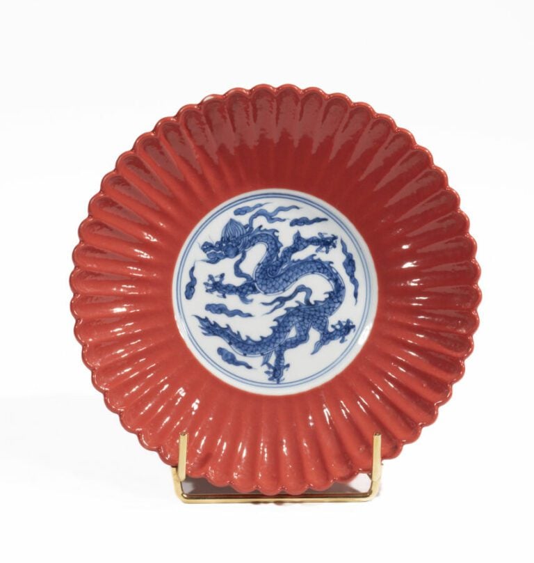 Coupelle en porcelaine à décor d'un dragon pourchassant la perle sacrée, bordur…