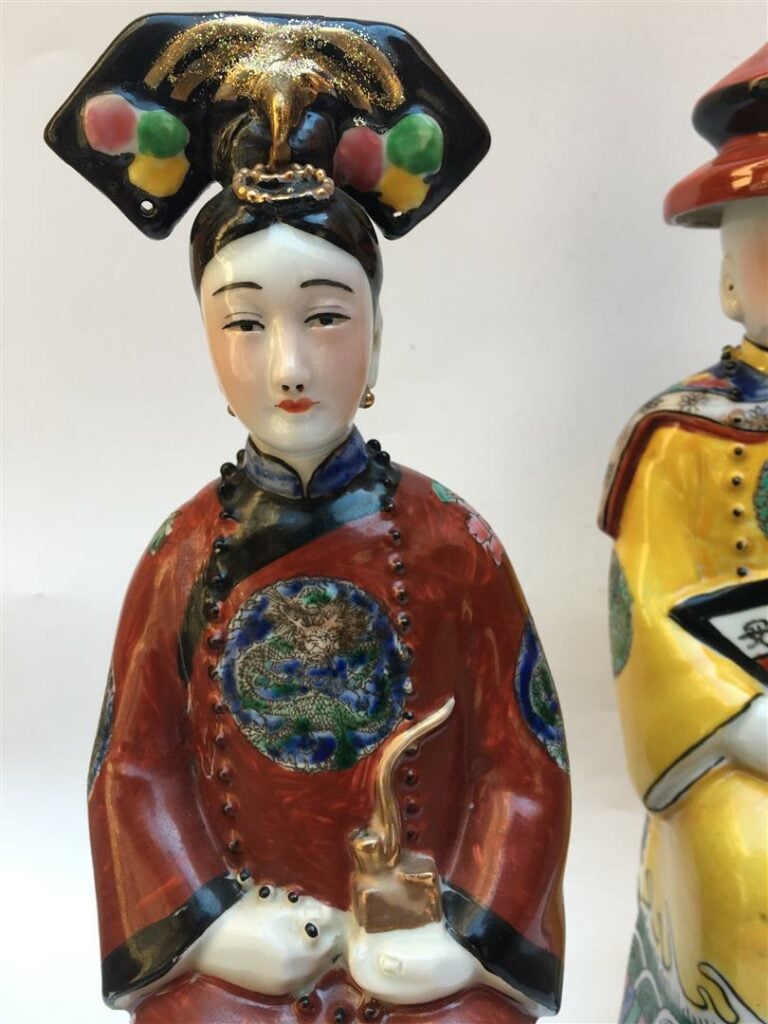 COUPLE DE DIGNITAIRES EN PORCELAINE POLYCHROME - Chine - Tous deux présentés as…