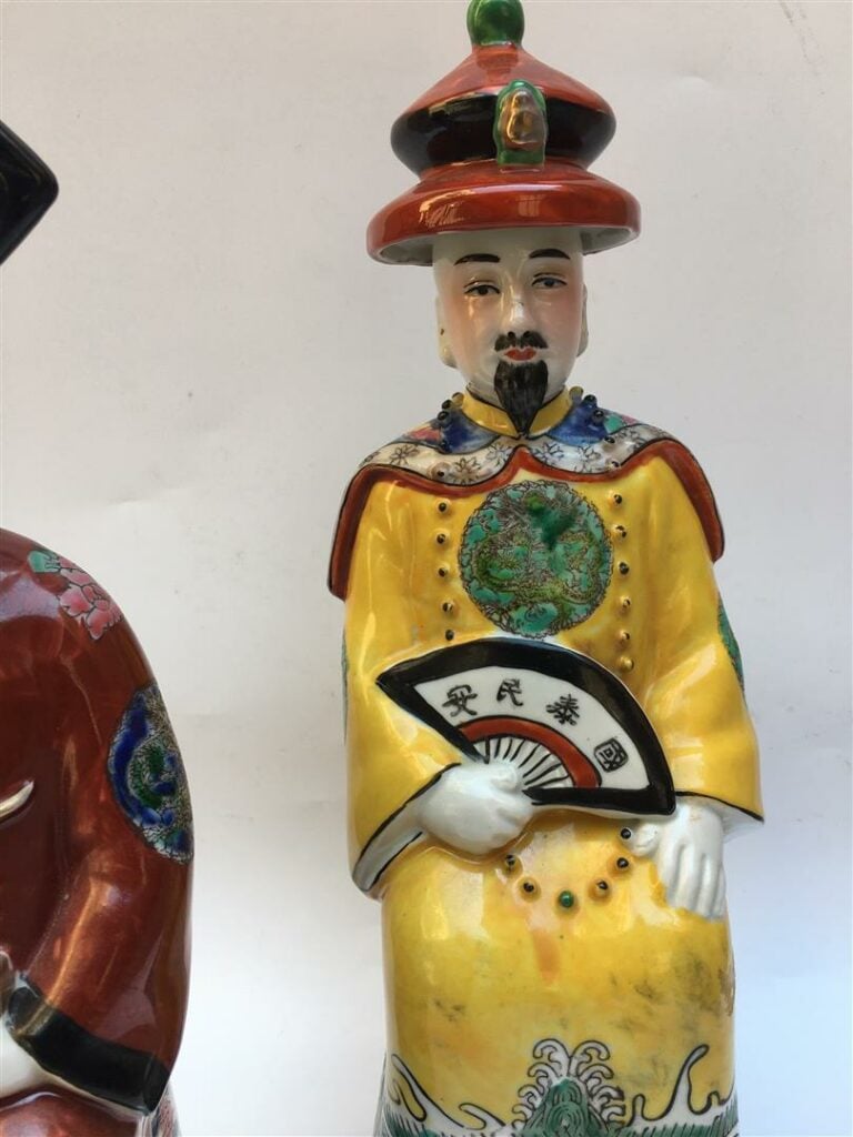 COUPLE DE DIGNITAIRES EN PORCELAINE POLYCHROME - Chine - Tous deux présentés as…