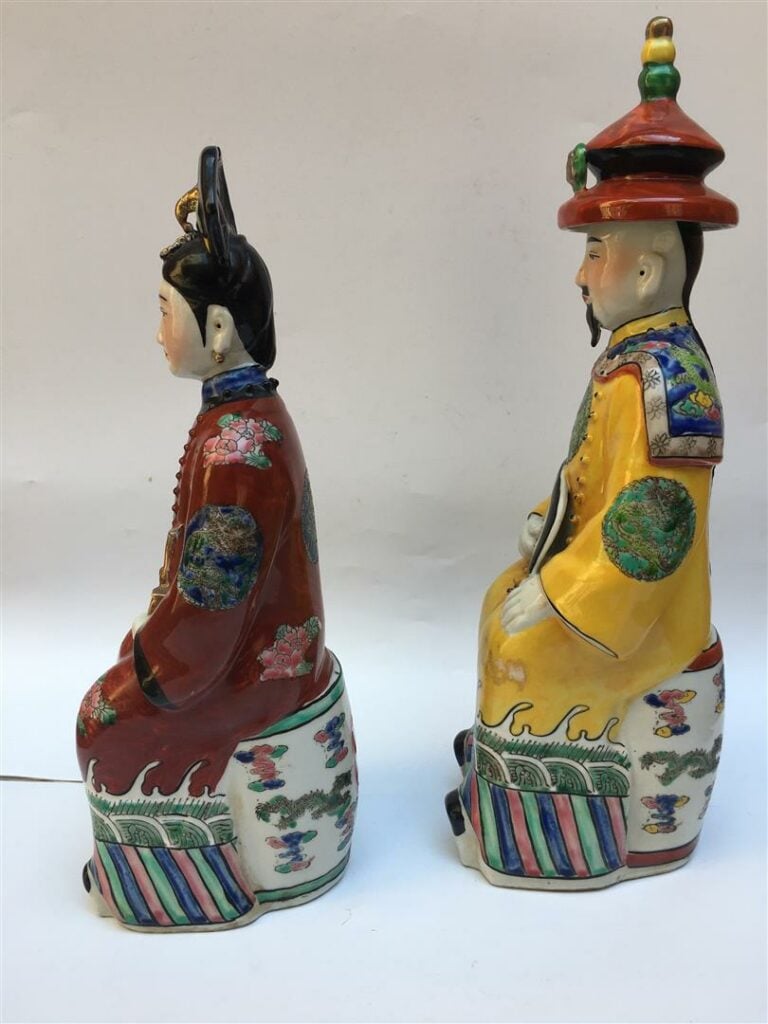 COUPLE DE DIGNITAIRES EN PORCELAINE POLYCHROME - Chine - Tous deux présentés as…