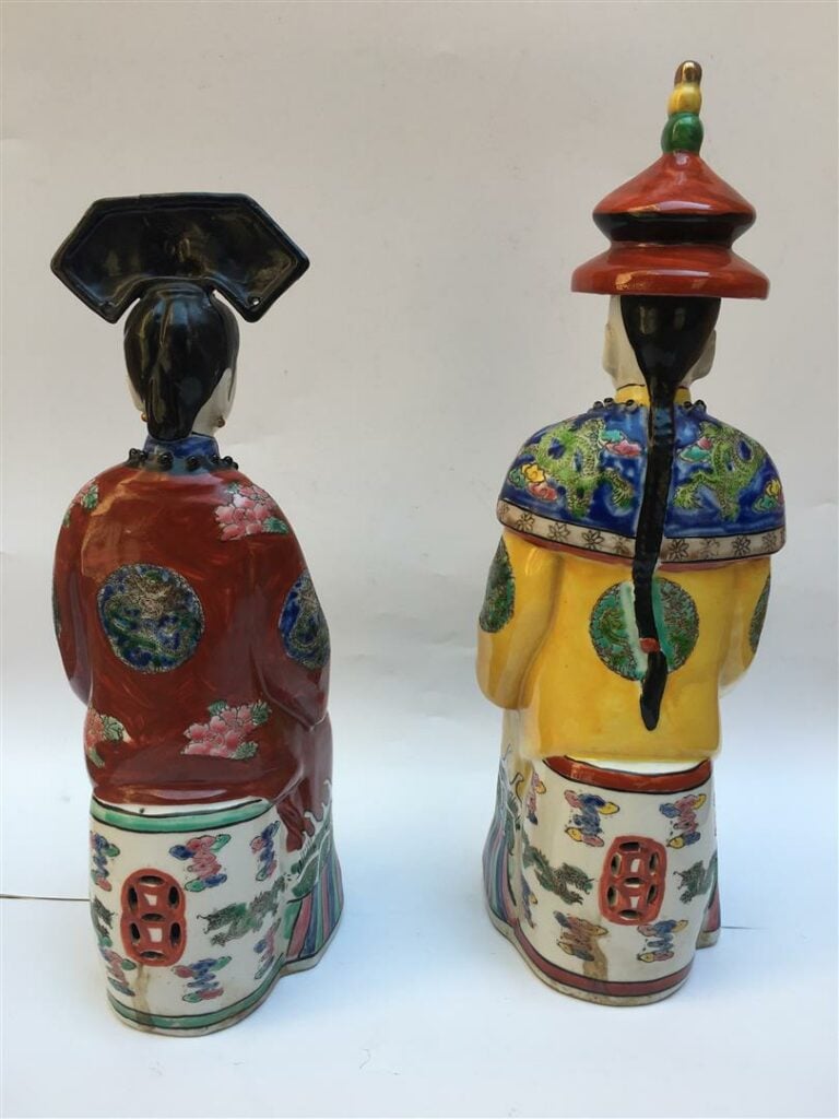 COUPLE DE DIGNITAIRES EN PORCELAINE POLYCHROME - Chine - Tous deux présentés as…