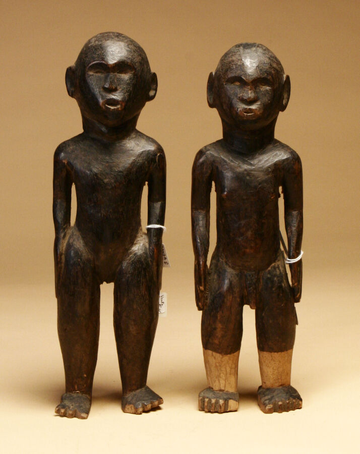 Couple de statues bois patine brune, Banda, . Hauteur : 33(Madame) et 32 (Monsi…