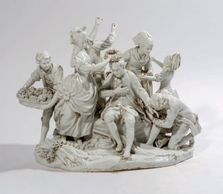 Couronnement champêtre - Grand groupe en biscuit émaillé blanc XIXème siècle -…