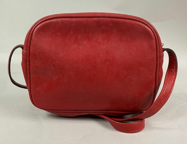 COURREGES - Petit sac bandoulière porté épaule ou crossbody en cuir rouge, une…