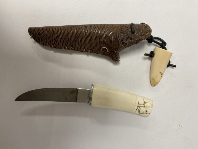 Couteau à manche en ivoire marin, fourreau en cuir grainé, et deux loupes en iv…