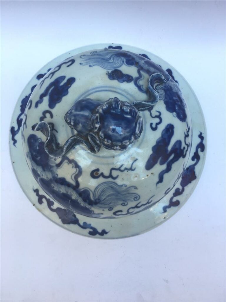 [-] COUVERCLE EN PORCELAINE BLEU BLANC - Chine - A décor de qilins et de volute…