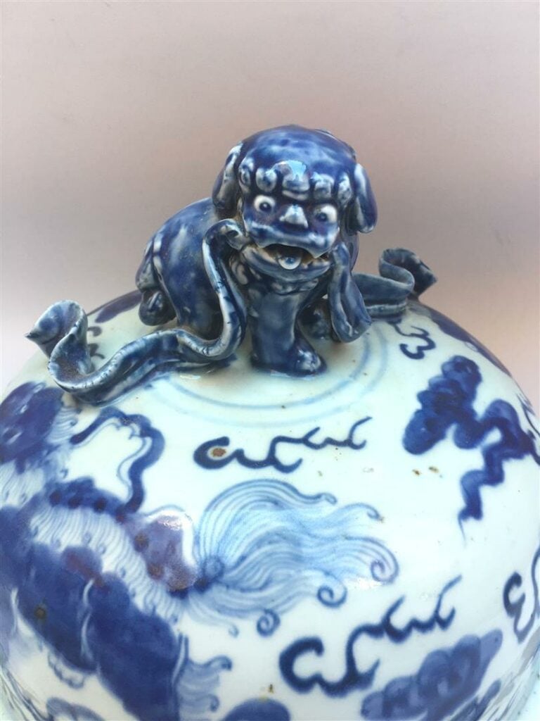 [-] COUVERCLE EN PORCELAINE BLEU BLANC - Chine - A décor de qilins et de volute…