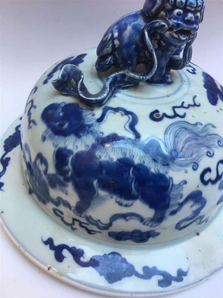 [-] COUVERCLE EN PORCELAINE BLEU BLANC - Chine - A décor de qilins et de volute…