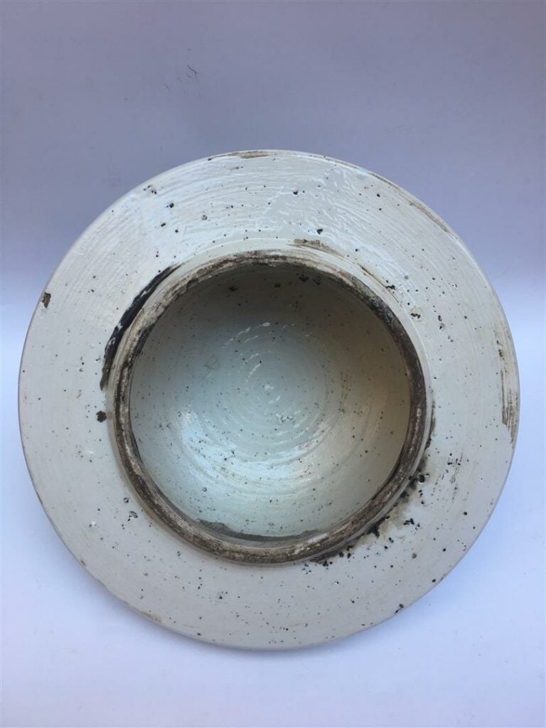 [-] COUVERCLE EN PORCELAINE BLEU BLANC - Chine - A décor de qilins et de volute…