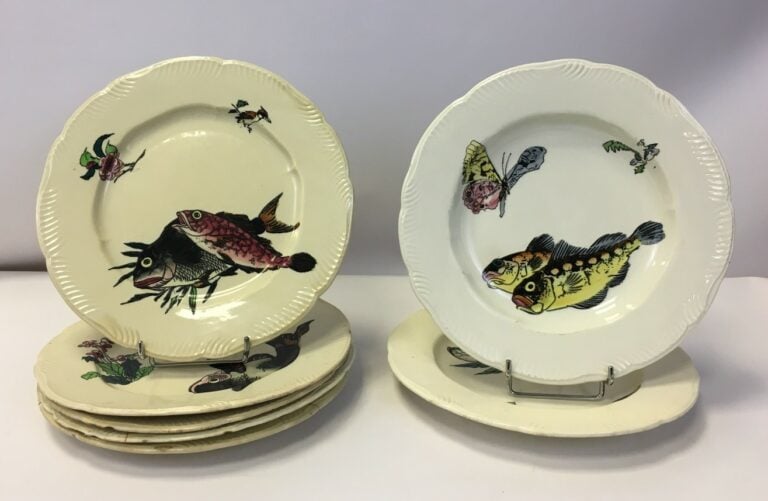 CREIL ET MONTEREAU. - Partie de service de table en faïence fine à décor dit "R…