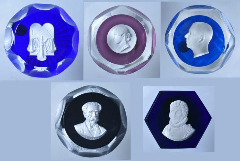 Cristal d'Albret.Lot de quatre presse-papiers et une plaque à motif de cristall…