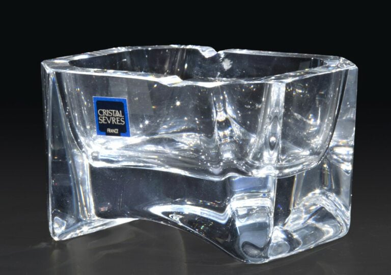 Cristal de Sèvres.Cendrier rectangulaire en cristal taillé à angles coupés adou…