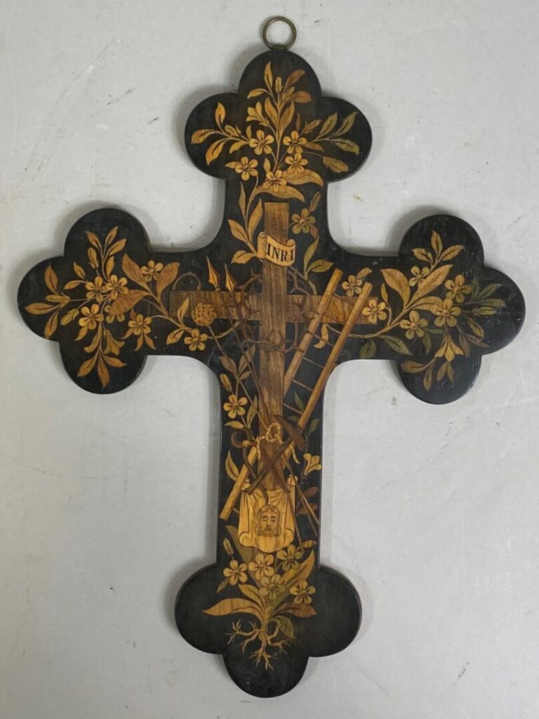 Croix en bois d'olivier et palissandre à décor en marqueterie de Nice de branch…