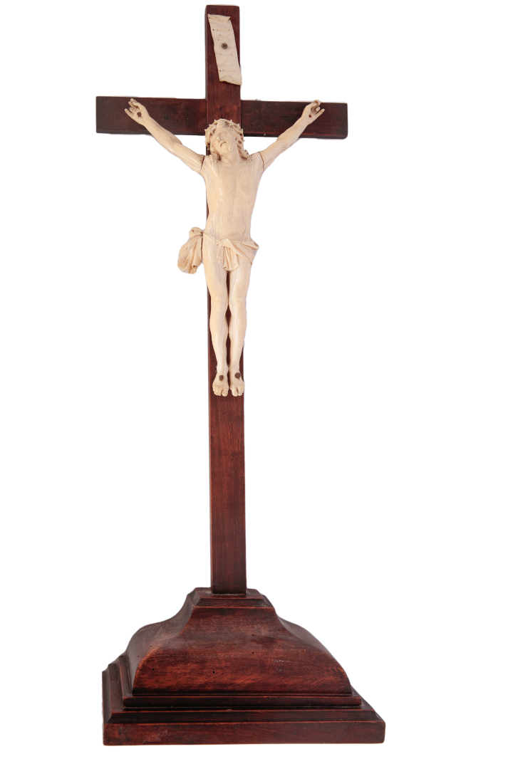 *Crucifix en bois sur piédouche mouluré, le Christ en ivoire sculpté, la tête i…