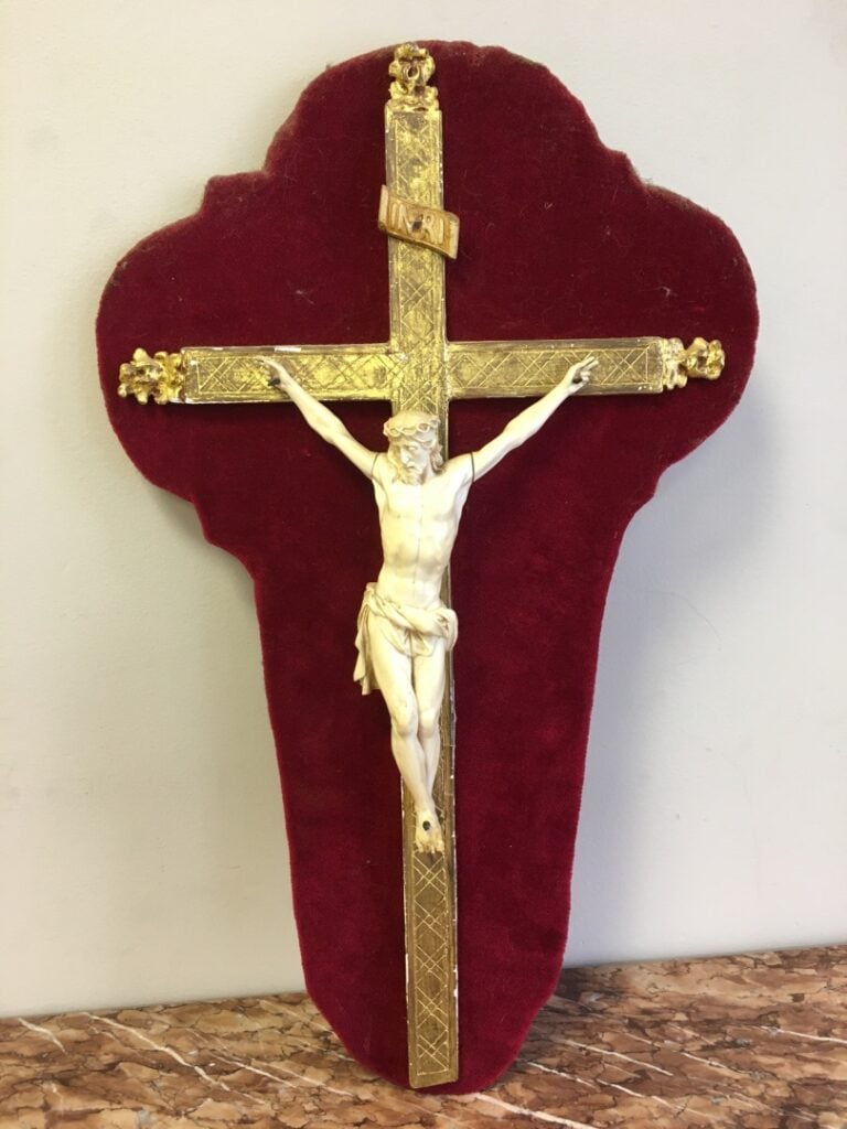 Crucifix en ivoire sculpté, sur une croix en bois doré montée sur un support à…