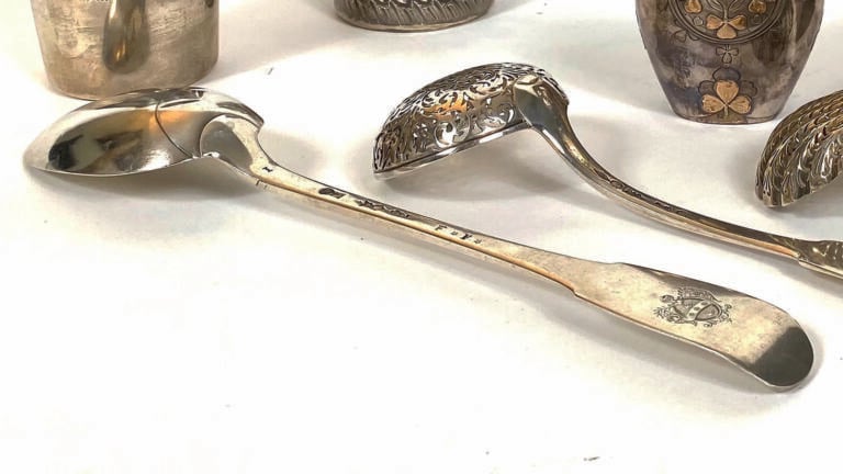 Cuiller à ragout en argent uniplat. - Bayonne, c.1750-1770. - M.O : non identif…