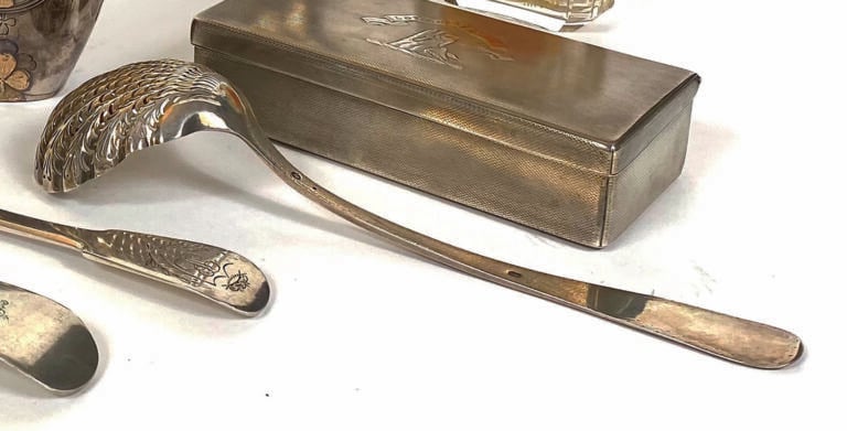 Cuiller à saupoudrer en argent uniplat. - Monogrammée LB ; Paris, 1772 et repoi…