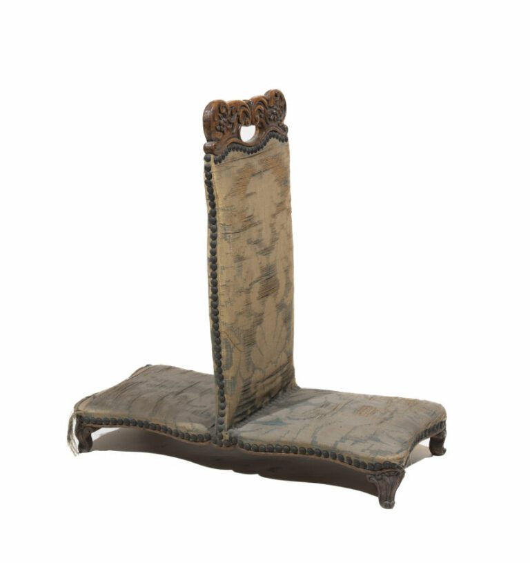 Curieux repose-pieds en bois natrel ; style du XIXème siècle