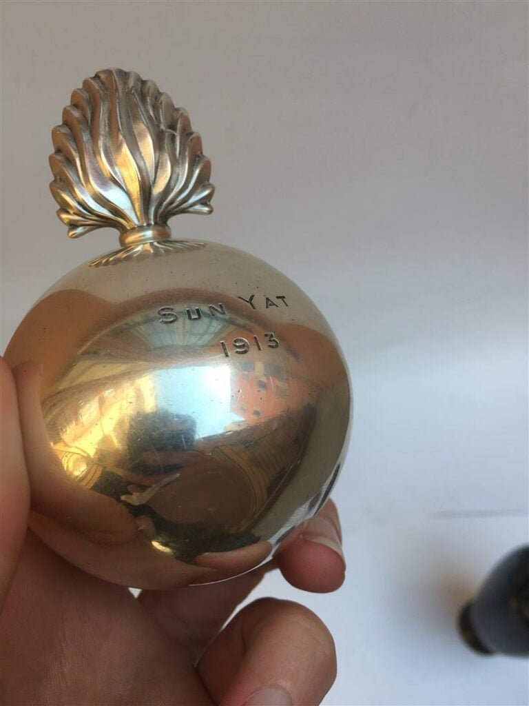 [/] CURIOSITE - OBJET COMMEMORATIF - En argent anglais, boule surmontée d'une f…