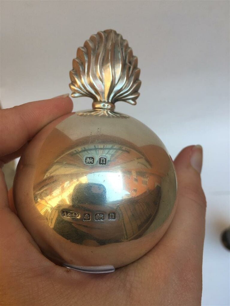 [/] CURIOSITE - OBJET COMMEMORATIF - En argent anglais, boule surmontée d'une f…
