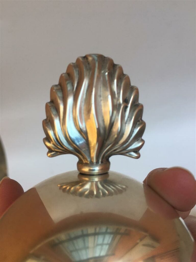 [/] CURIOSITE - OBJET COMMEMORATIF - En argent anglais, boule surmontée d'une f…