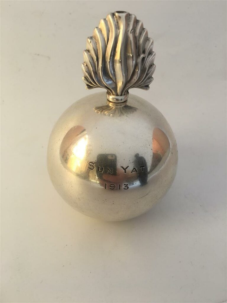 [/] CURIOSITE - OBJET COMMEMORATIF - En argent anglais, boule surmontée d'une f…