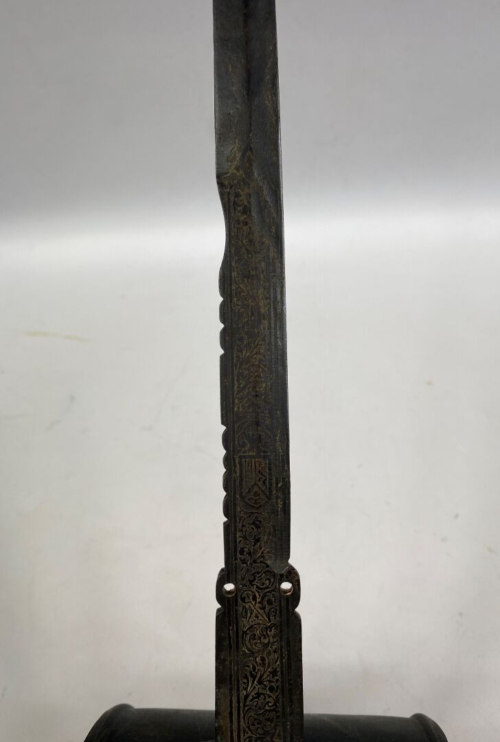 Dague de main gauche dans le style espagnol du XVIIème siècle à large coquille…