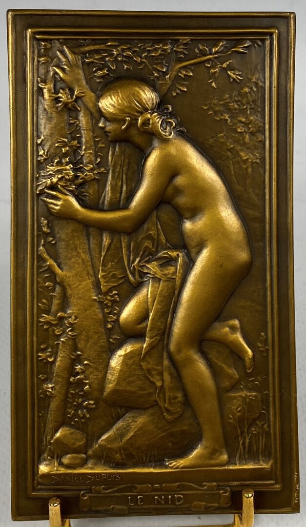 Daniel DUPUIS (1849-1899) - Le nid - Plaque en bronze à patine dorée, titrée et…