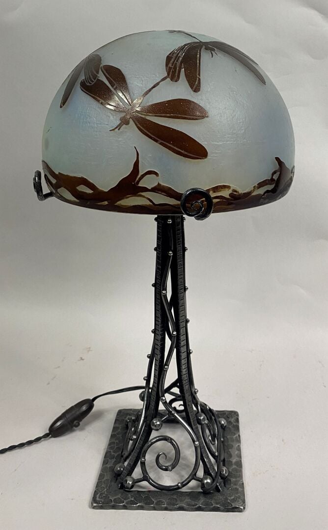 Dans le goût Art Nouveau - Lampe en verre doublé à décor dégagé à l'acide de li…