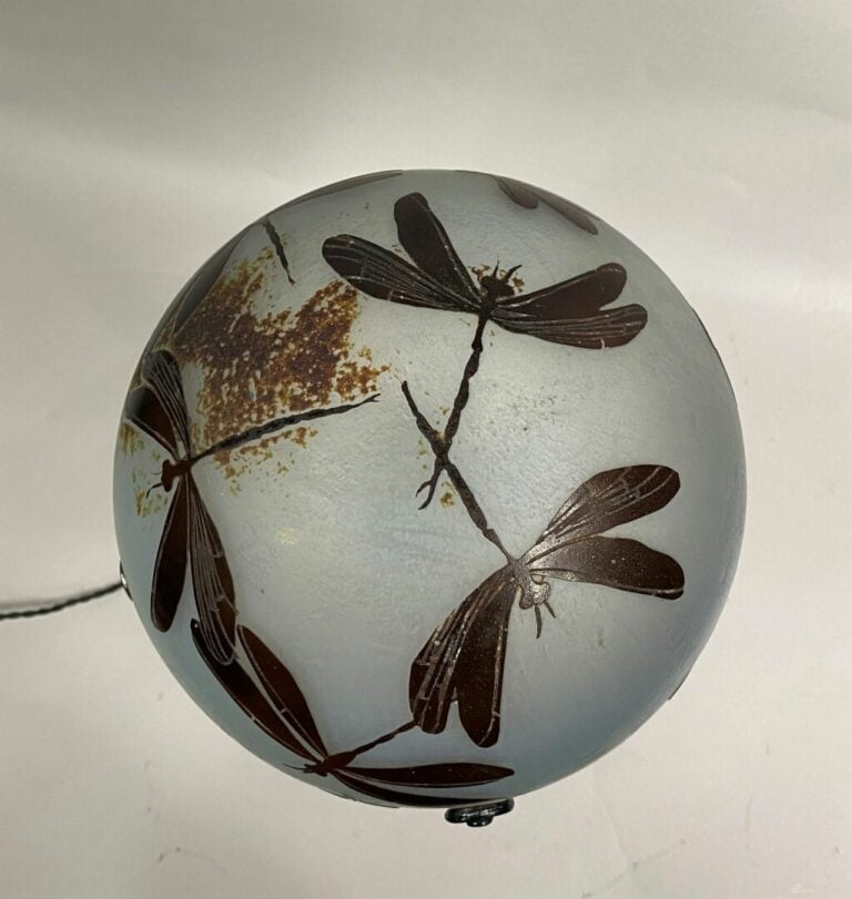 Dans le goût Art Nouveau - Lampe en verre doublé à décor dégagé à l'acide de li…