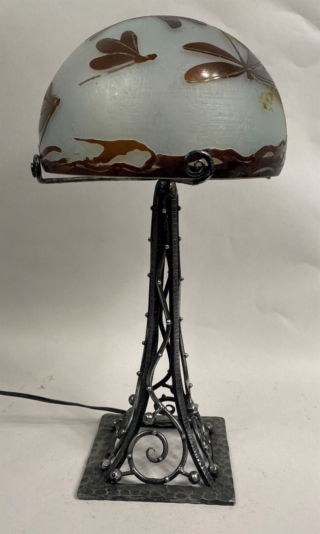 Dans le goût Art Nouveau - Lampe en verre doublé à décor dégagé à l'acide de li…