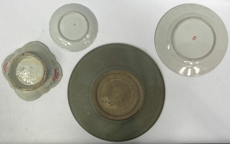 Dans le goût asiatique - Ensemble d'assiettes en porcelaine dans le goût japona…