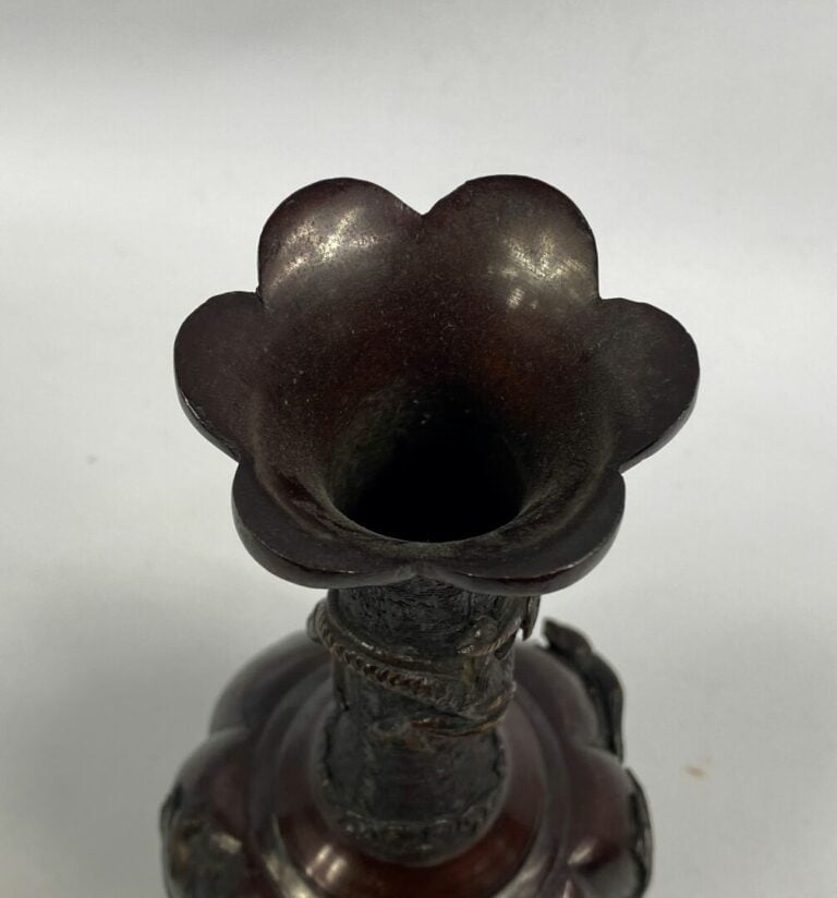 Dans le goût asiatique - Vase à long col étroit à décor d'oiseaux et branchages…