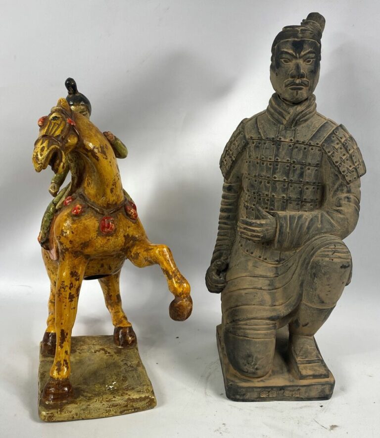 Dans le goût chinois - Ensemble de deux sculptures représentant un guerrier chi…