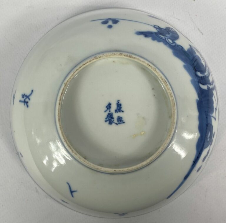 Dans le goût chinois - Ensemble de porcelaines comprenant deux bols en porcelai…