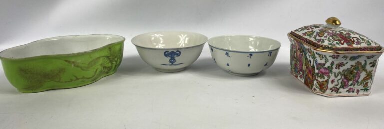 Dans le goût chinois - Ensemble de porcelaines comprenant deux bols en porcelai…