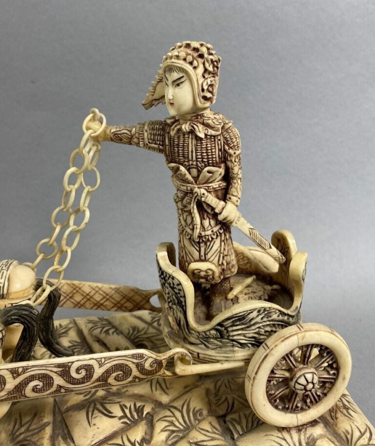Dans le goût chinois, XXe siècle - Couple impérial - Groupe sculpté en os à déc…