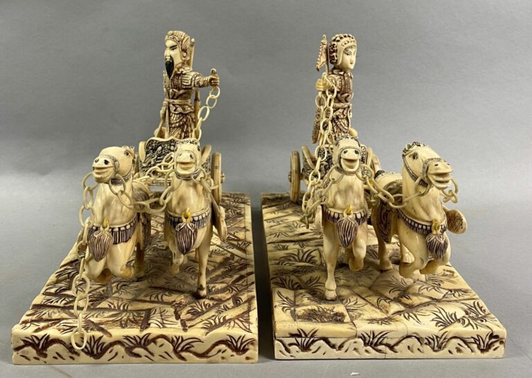 Dans le goût chinois, XXe siècle - Couple impérial - Groupe sculpté en os à déc…