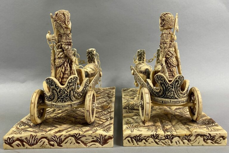 Dans le goût chinois, XXe siècle - Couple impérial - Groupe sculpté en os à déc…