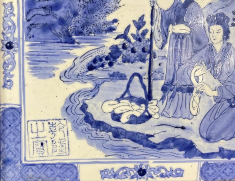 Dans le goût chinois, XXe - Suite de deux carreaux bleu blanc - L'un est illust…