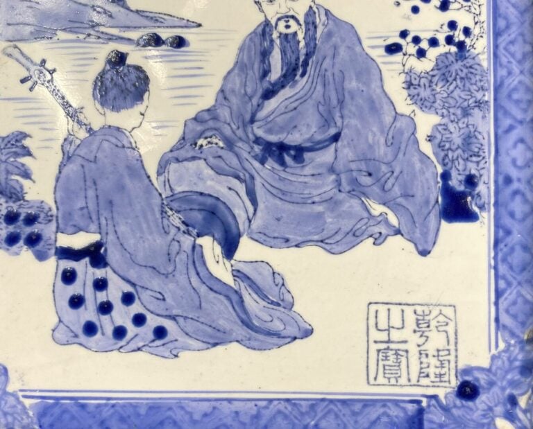Dans le goût chinois, XXe - Suite de deux carreaux bleu blanc - L'un est illust…