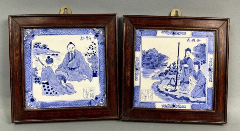 Dans le goût chinois, XXe - Suite de deux carreaux bleu blanc - L'un est illust…