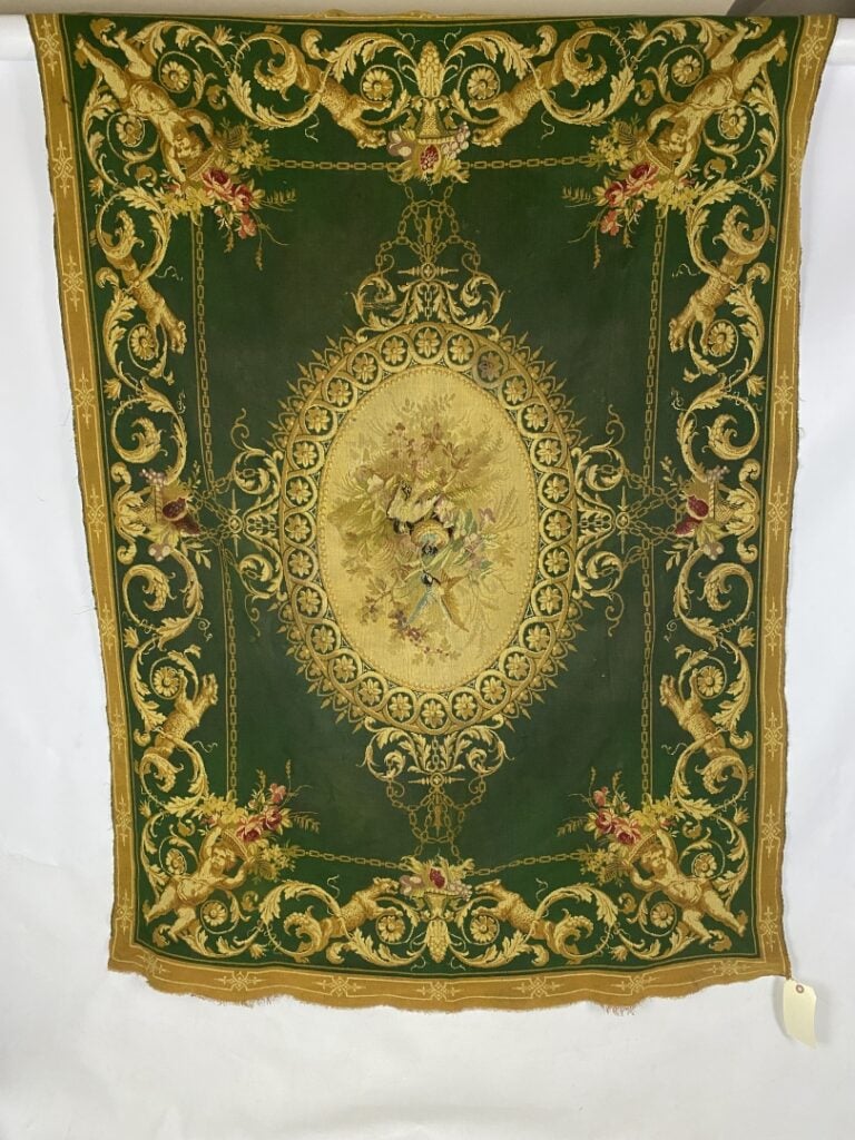 Dans le goût d'AUBUSSON - Fragment de tapisserie centré d'un médaillon ovale à…